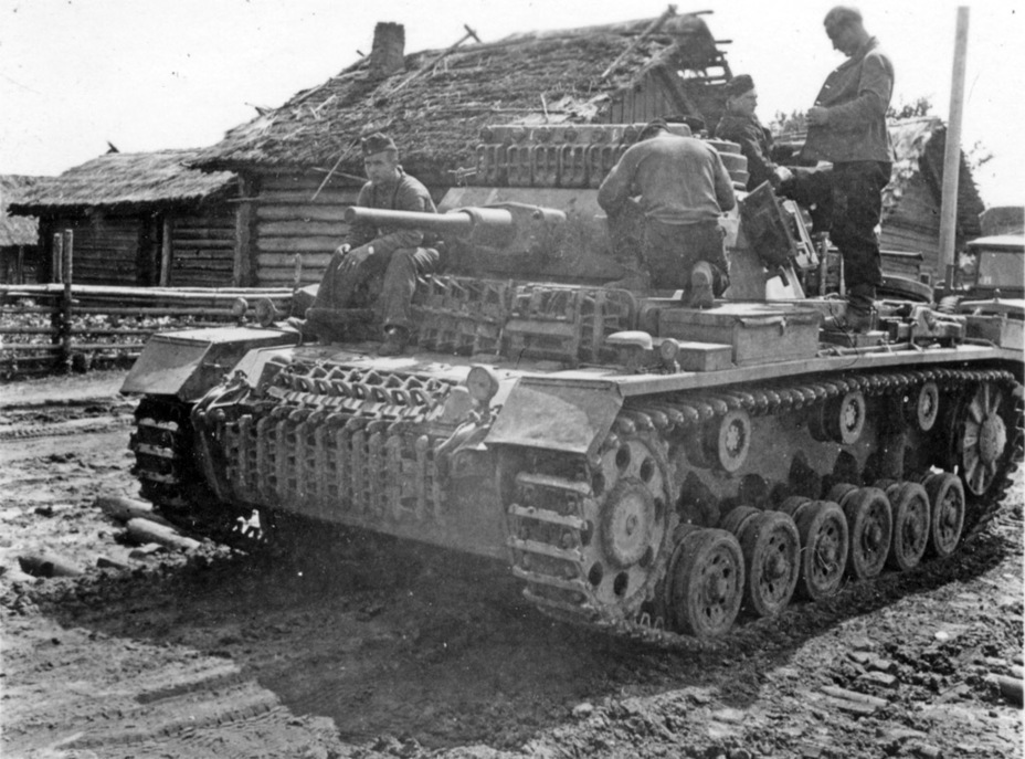 ​A PzIII Ausf.G on the Eastern Front. This tank received a 50 mm gun, but not the applique armour. Instead, the crew installed spare track links - Transitional Panzer III | Warspot.net