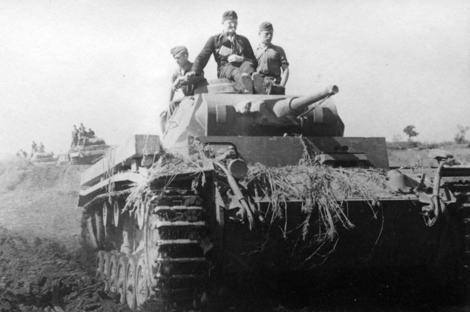 ​The PzIII Ausf.H on the front lines. Field improvements were typical for most German units. They can be seen on this tank as well - Transitional Panzer III | Warspot.net