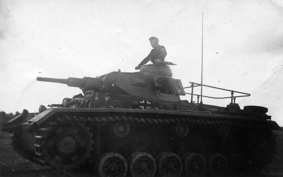 ​The Pz.Bef.Wg.Ausf.H remained in service until early 1943 - Transitional Panzer III | Warspot.net