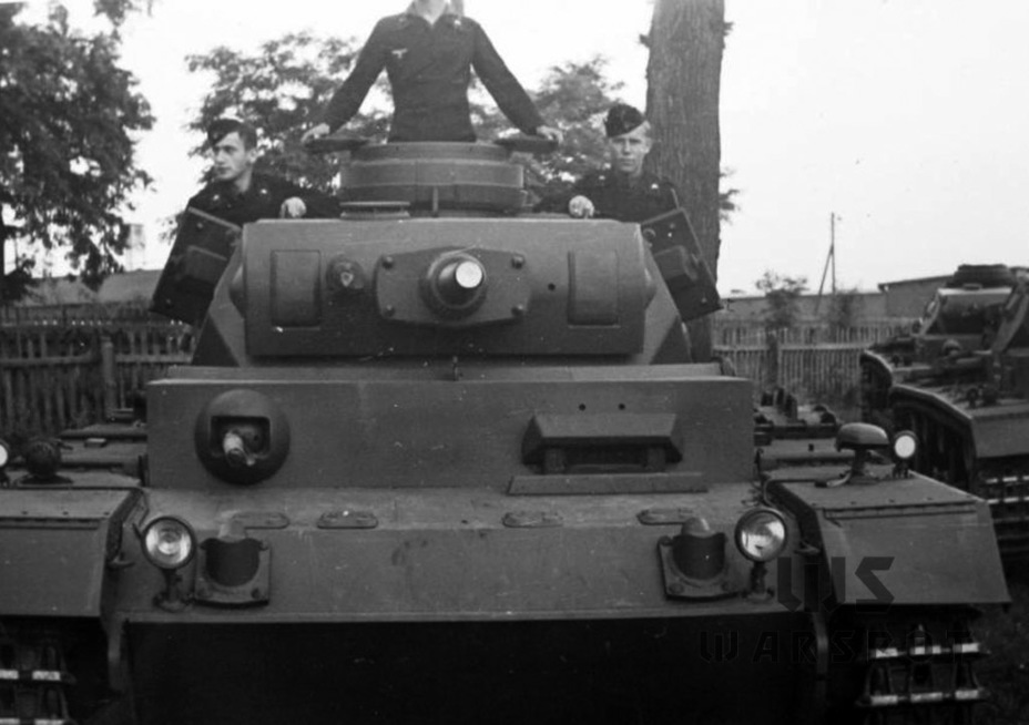 ​A recently arrived PzIII Ausf.J. The differences from the Ausf.H are plainly visible: new air intake covers and a ball mount for the bow machinegun - The Last of the Threes | Warspot.net