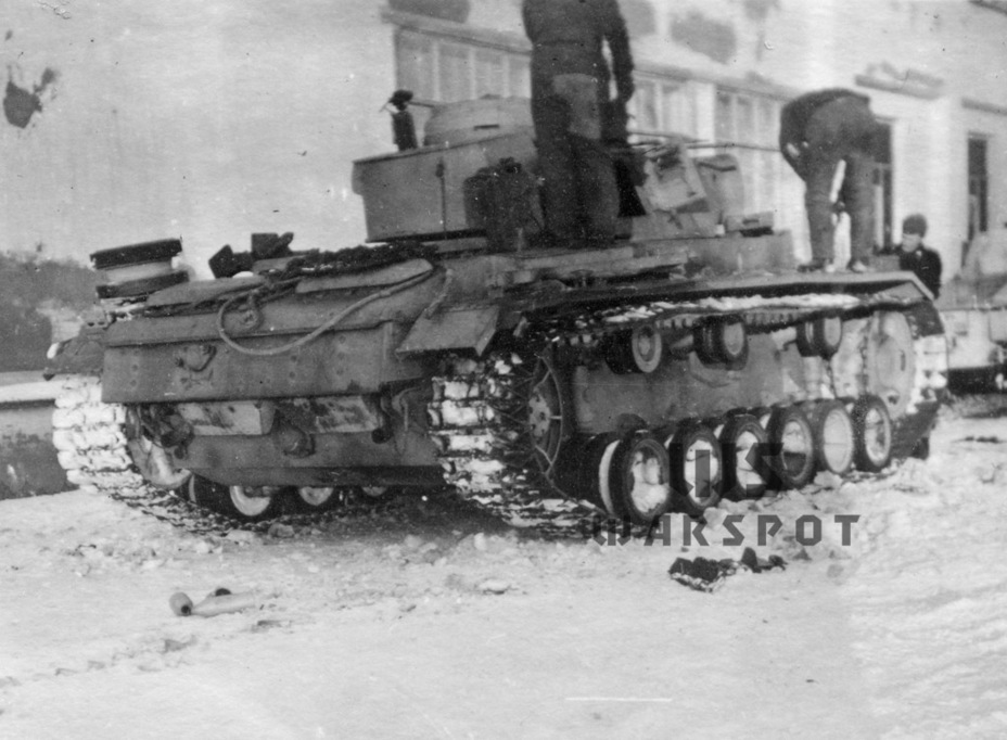 ​This photo was taken in the winter of 1942-43. The wider tracks were called Ostketten - The Last of the Threes | Warspot.net