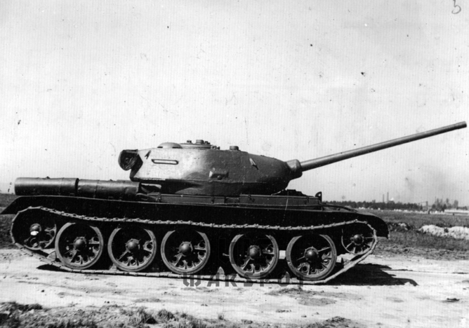 ​Thanks to these changes the tank was even lower than its predecessor - T-44: The Second Version | Warspot.net