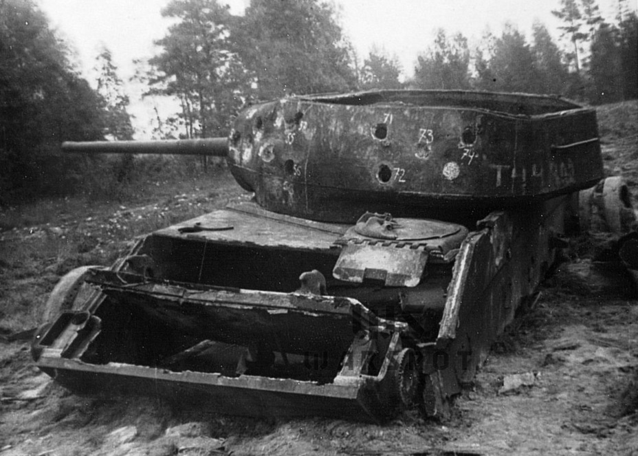 ​The front plate after firing. After such a result there was no point in shooting at the driver's observation port - T-44: The Second Version | Warspot.net