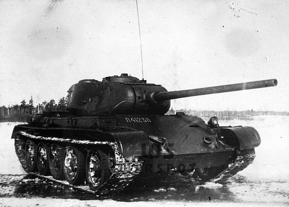 ​T-44, January 1945 production, at the NIBT proving grounds. The serial number starts with the letter L, like vehicles built at factory #38 used to have - T-44: an Intermediate Tank | Warspot.net