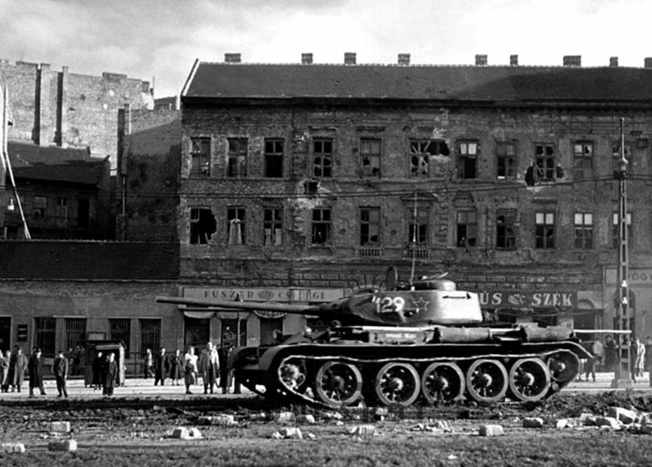 ​T-44 tank from the 8th Mechanized Army, Budapest, November 1956. Unlike the first T-54 tanks, which were essentially training vehicles, the T-44 managed to fight without a deep modernization - T-44: an Intermediate Tank | Warspot.net