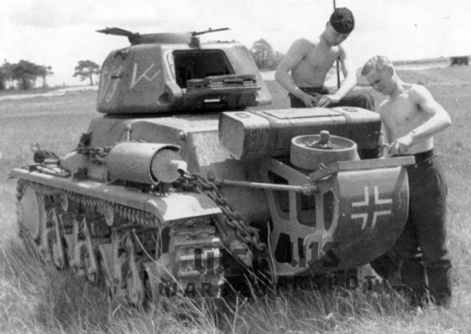 ​A tank from the 201st Tank Regiment, later reformed into the 23rd Tank Division. Despite some claims, the toolbox on the back has a French origin and was not a German invention. It was used on late Hotchkiss H 39 tanks and the Germans appreciated this feature - Hotchkiss H 39: Long-Living Trophy | Warspot.net