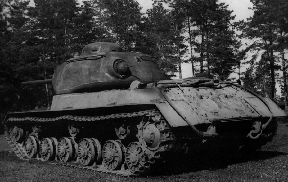 ​A sure sign of the experimental IS tanks was a T-34 style exhaust pipe. The design of the rear plate is also distinctive - An IS in the Hand | Warspot.net