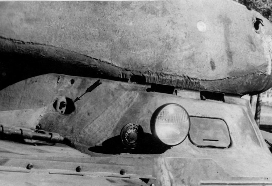 ​The position of the hull machine gun is marked with an arrow - An IS in the Hand | Warspot.net