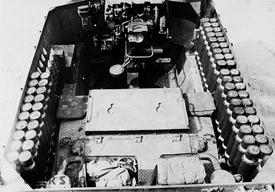 ​Ammunition in the HMC T76 was housed vertically. Further development showed that storing the ammunition horizontally allows more of it to fit - HMC M37: a Fast Howitzer on a Light Chassis | Warspot.net