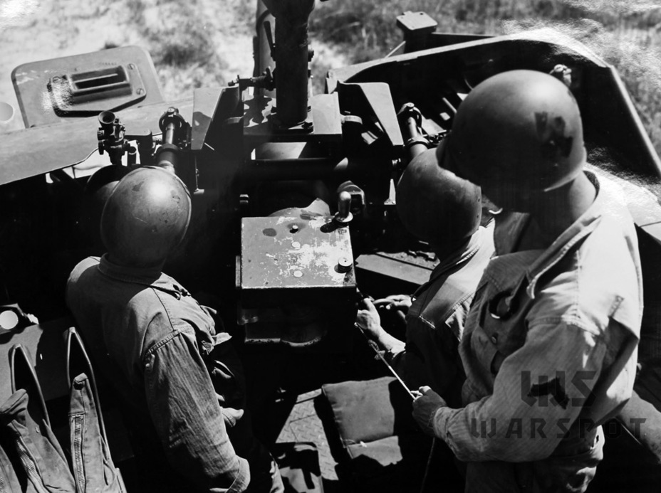 ​The fighting compartment was cramped despite the work that went into making it comfortable. However the HMC M8 was even more cramped - A Bigger Howitzer on a Smaller Chassis | Warspot.net