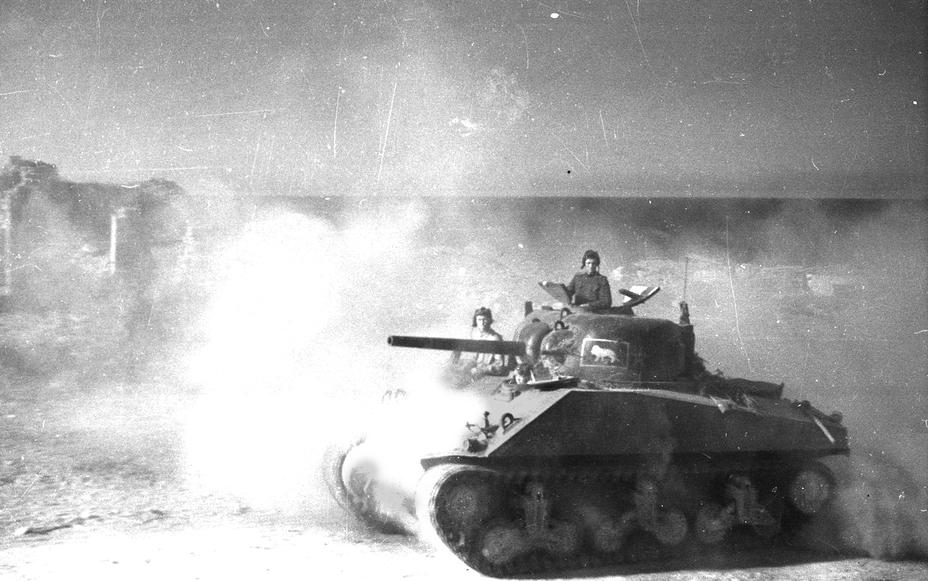 ​A very early M4A2 tank in Soviet service. This vehicle still has the return roller in the middle of the bogey, M34 gun mount with a narrow external mantlet, and direct vision ports - Shermans at Kursk | Warspot.net
