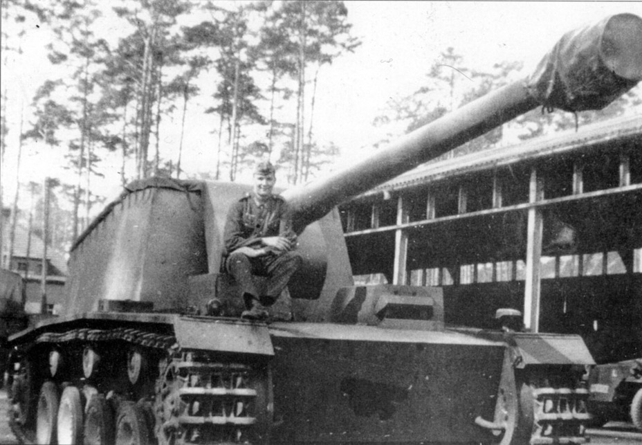 ​The first Pz.Sfl. für 12,8 cm K40 prototype in Jüterbog. The false driver's cabin is still present, but the headlights have been removed - Sturer Emil: a Rare Specimen from Stalingrad | Warspot.net