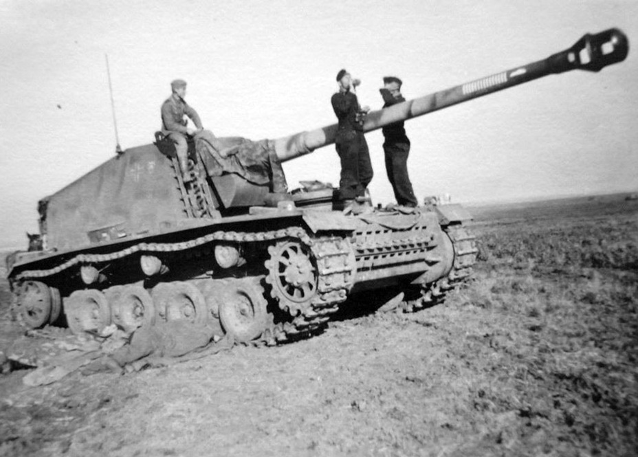 ​Break between battles. In total, Moritz's crew claimed at least 31 tanks during the summer of 1942. An impressive result, especially for an experimental vehicle - Sturer Emil: a Rare Specimen from Stalingrad | Warspot.net