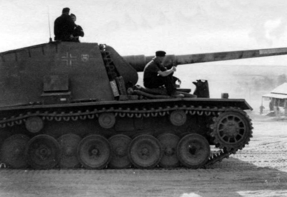 ​Moritz closer to the fall of 1942. Issues with road wheels forced its crew to carry spares on the roof of the hull - Sturer Emil: a Rare Specimen from Stalingrad | Warspot.net