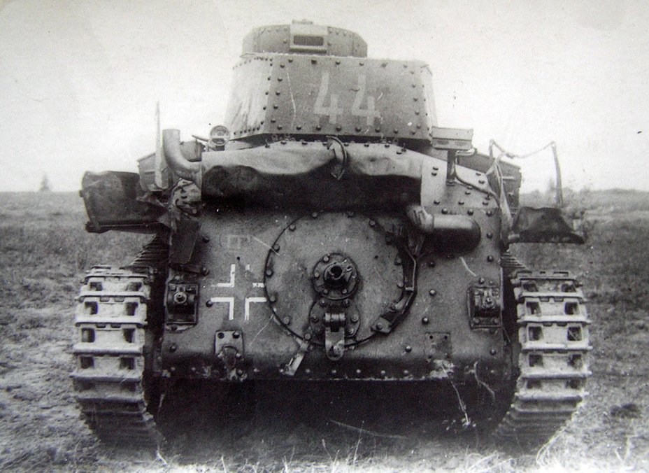 ​The muffler mounts a special attachment that held a hose from a towed fuel tank - Pz.Kpfw.38(t) on the Eastern Side of the Eastern Front | Warspot.net