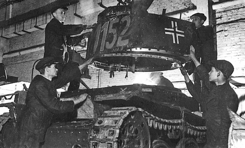 ​Repairs of a Praga tank at factory #82. Moscow, May 1942 - Pz.Kpfw.38(t) on the Eastern Side of the Eastern Front | Warspot.net