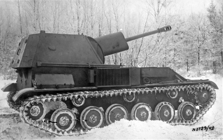 ​The same vehicle from the right, maximum gun elevation - SU-12: The Ill-Fated SPG | Warspot.net