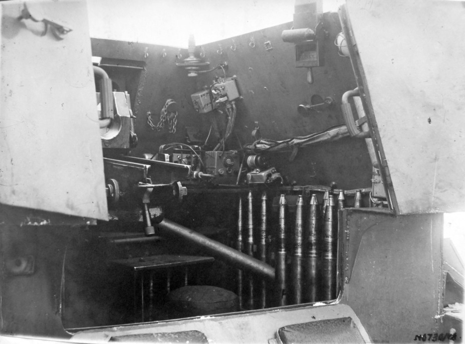 ​The commander's station, showing the 9-R radio. The protruding gun trail can also be seen. It got in the way of the crew's work - SU-12: The Ill-Fated SPG | Warspot.net
