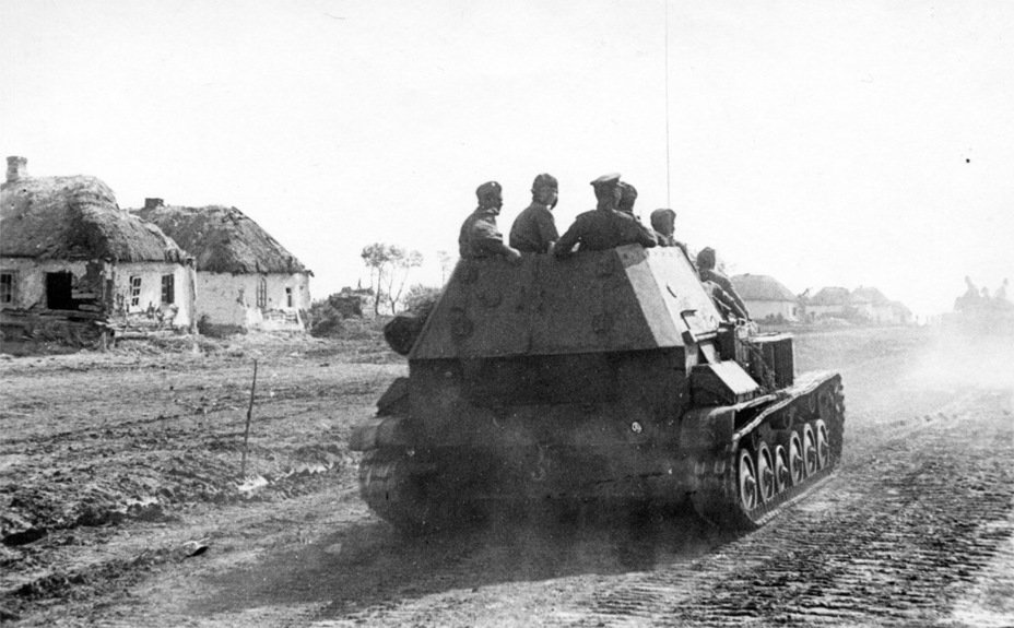 ​SU-12 in Teterevino, Kursk oblast, June 1943. This is an early vehicle with no roof - SU-12: The Ill-Fated SPG | Warspot.net