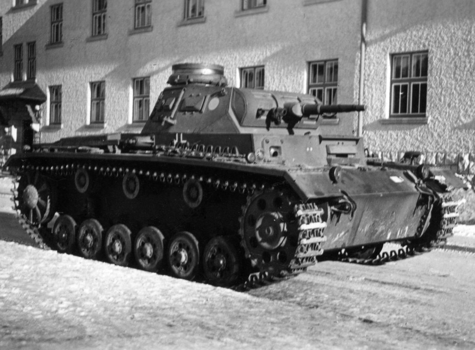 ​PzIII Ausf. E from the 2nd Tank Division. This tank already has Notek convoy lights - Pz.Kpfw.III Ausf.E through F: The First Mass Medium | Warspot.net