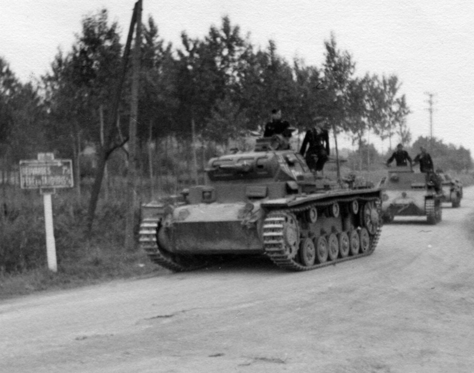 ​These vehicles did not receive stock observation devices for their drivers, and one had to be improvised - Pz.Kpfw.III Ausf.E through F: The First Mass Medium | Warspot.net