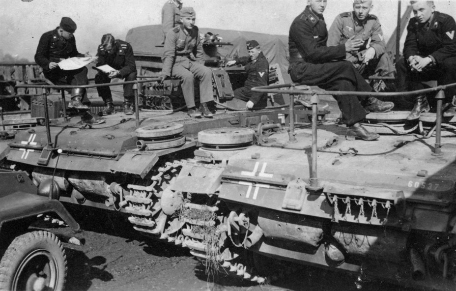 ​This photograph shows that commander's tanks could be different. One has smoke launchers, the other does not - Pz.Kpfw.III Ausf.E through F: The First Mass Medium | Warspot.net