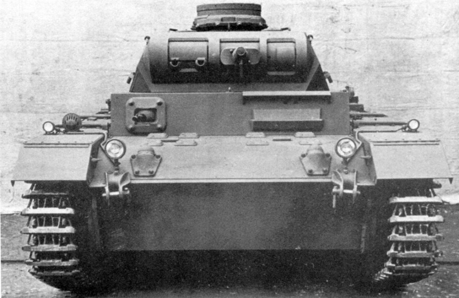 ​From the front the presence of air intakes for cooling the brakes identifies the PzIII Ausf. F - Pz.Kpfw.III Ausf.E through F: The First Mass Medium | Warspot.net