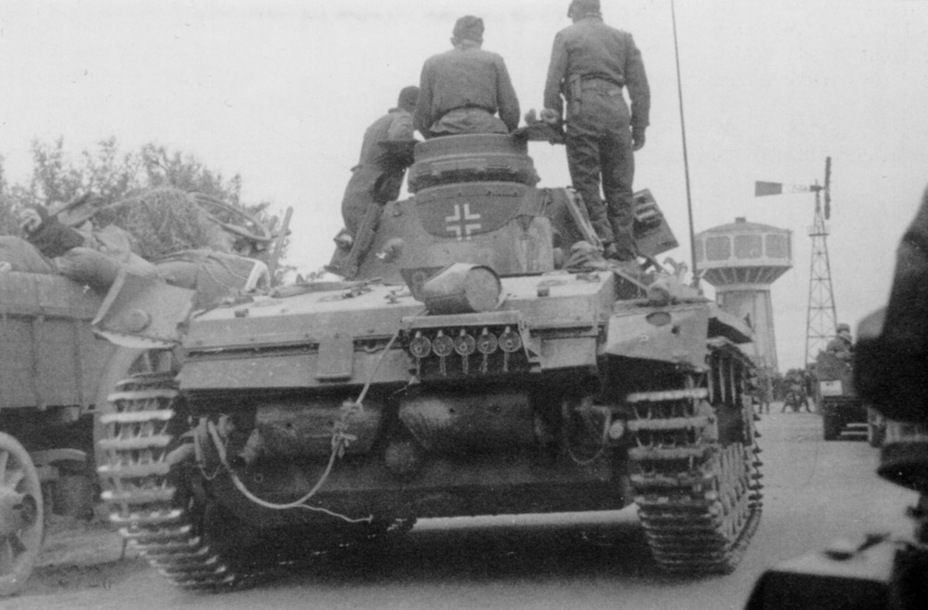 ​This vehicle also already has the smoke grenade launcher - Pz.Kpfw.III Ausf.E through F: The First Mass Medium | Warspot.net
