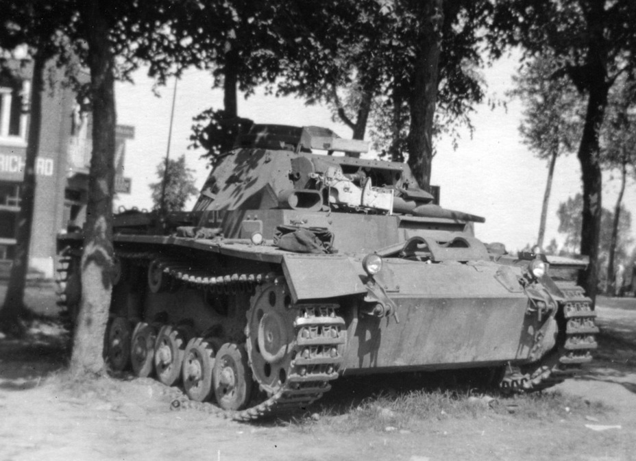 ​Field repairs of the PzIII Ausf. F's gun. The internal gun mantlet proved poor. It was often jammed by shells and splinters - Pz.Kpfw.III Ausf.E through F: The First Mass Medium | Warspot.net