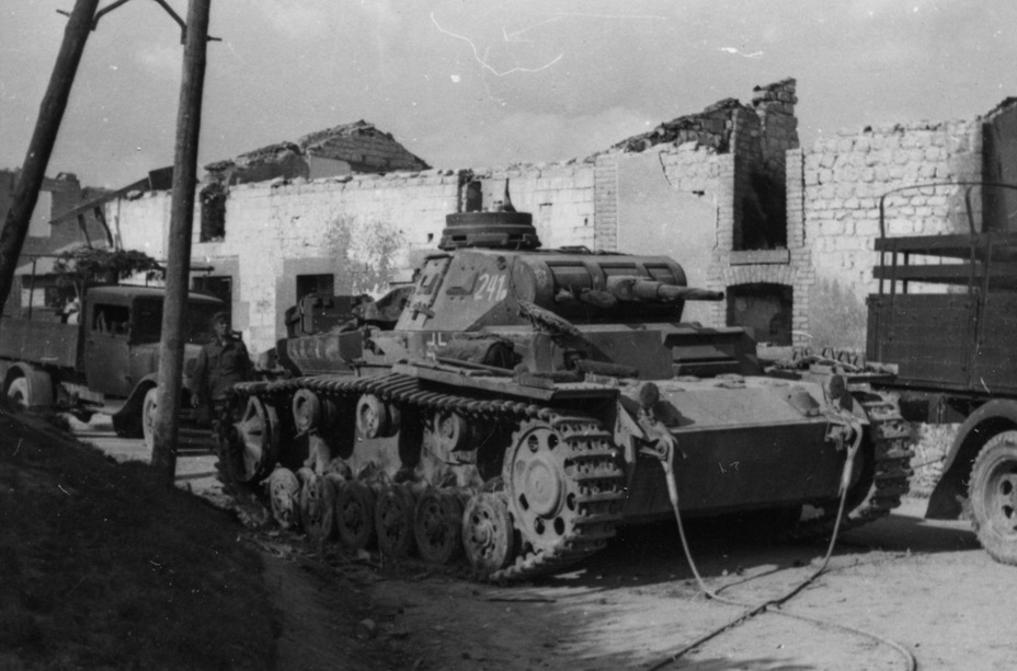 ​A knocked out PzIII Ausf. F tank. It could likely be repaired - Pz.Kpfw.III Ausf.E through F: The First Mass Medium | Warspot.net