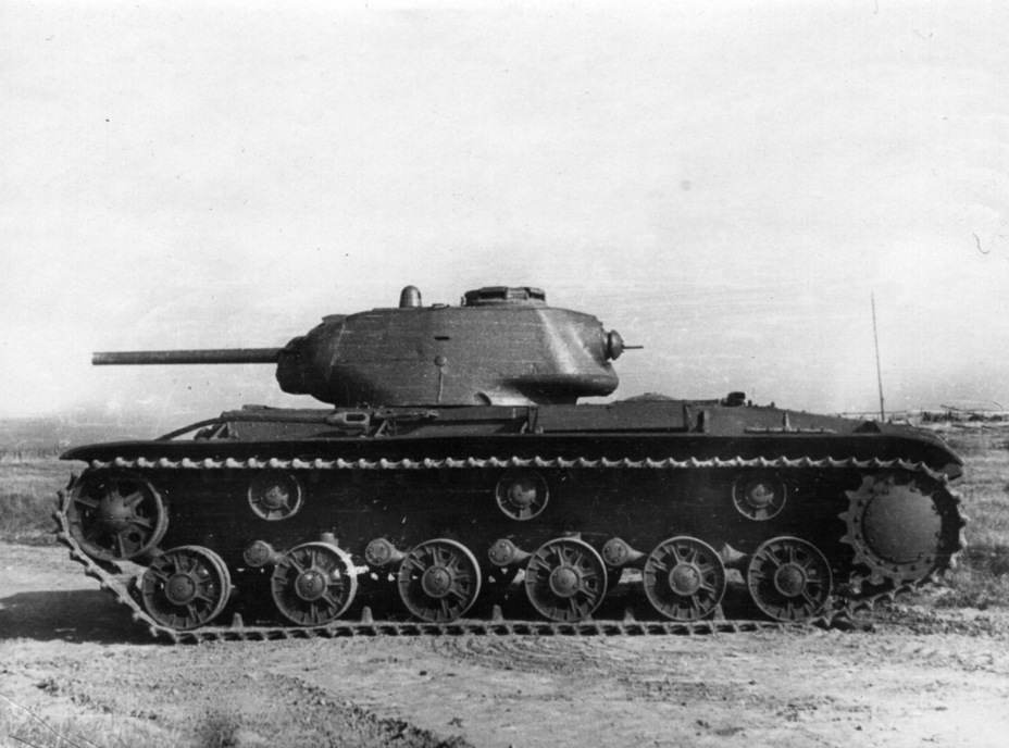 ​This tank has 833-16 road wheels. As you can see, it has neither handrails nor additional fuel tanks - KV-1S: From Temporary to Permanent | Warspot.net