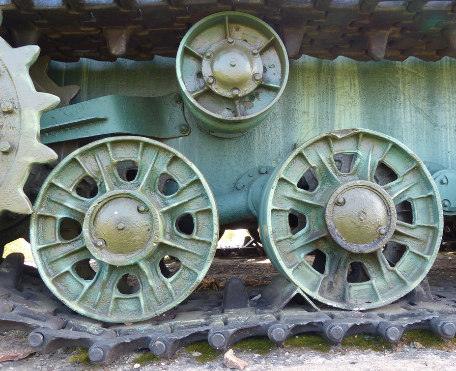 ​833-16 (right) and 33-67 road wheels on a KV-1S in Parfino - KV-1S: From Temporary to Permanent | Warspot.net