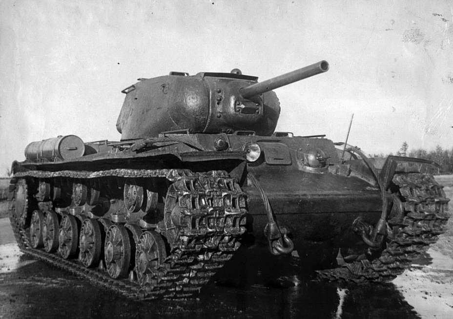 ​August 1943 production KV-1S. The triangular armour around the antenna port is visible - KV-1S: From Temporary to Permanent | Warspot.net