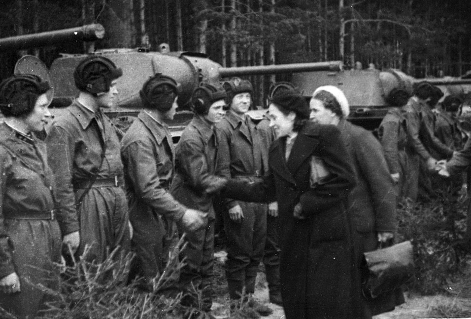 ​Delivery of tanks to the 33rd Tank Brigade, September 26th, 1942. A mix of KV-1 and KV-1S tanks can be seen - KV-1S: From Temporary to Permanent | Warspot.net