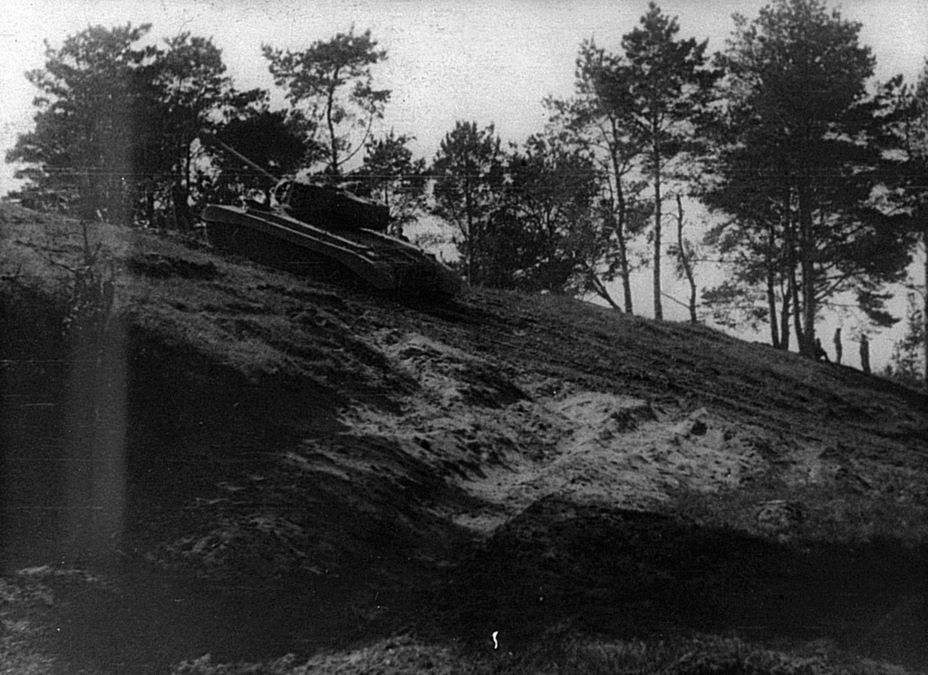 ​The American heavy tank easily climbs up a prolonged slope - Pershing: Heavy by Necessity | Warspot.net