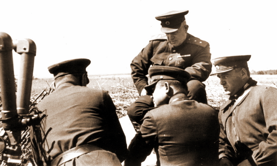 ​The Voronezh Front commanders: The Military Council member Lieutenant General N. S. Khrushchev (on the parapet), the Front Commander Army General N.F. Vatutin (in the center with his back to us) and the Commander of the armored and mechanized troops of the front, Lieutenant General A.D. Shtevnev, Summer 1943.   The sample shows that even a huge attack force is not an invulnerable monster on itself. It is not worth drawing far-reaching conclusions from the already textbook failure at Prokhorovka - The Atypical Battle of Kursk | Warspot.net