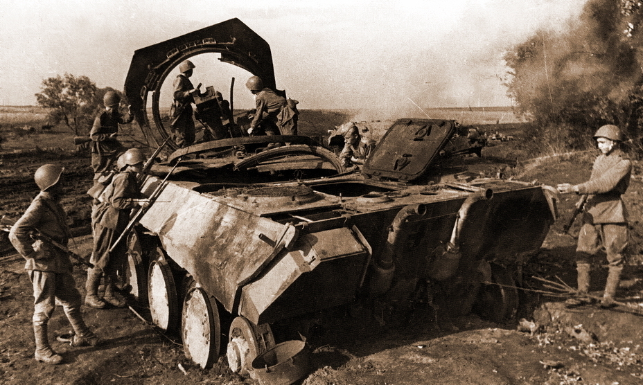 ​Soviet infantrymen are examining a destroyed Pz.Kpfw.V Panther, Summer 1943 - The Atypical Battle of Kursk | Warspot.net