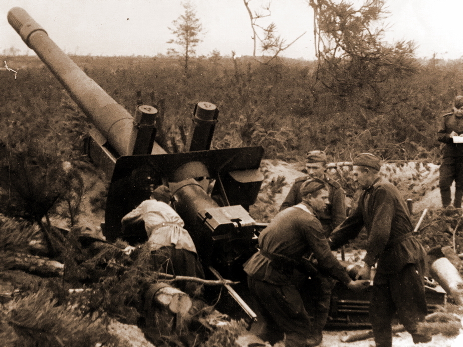 ​The Soviet 152 mm ML-20 howitzer crew is firing at the German crossings over the Seversky Donets river, Summer 1943 - The Atypical Battle of Kursk | Warspot.net