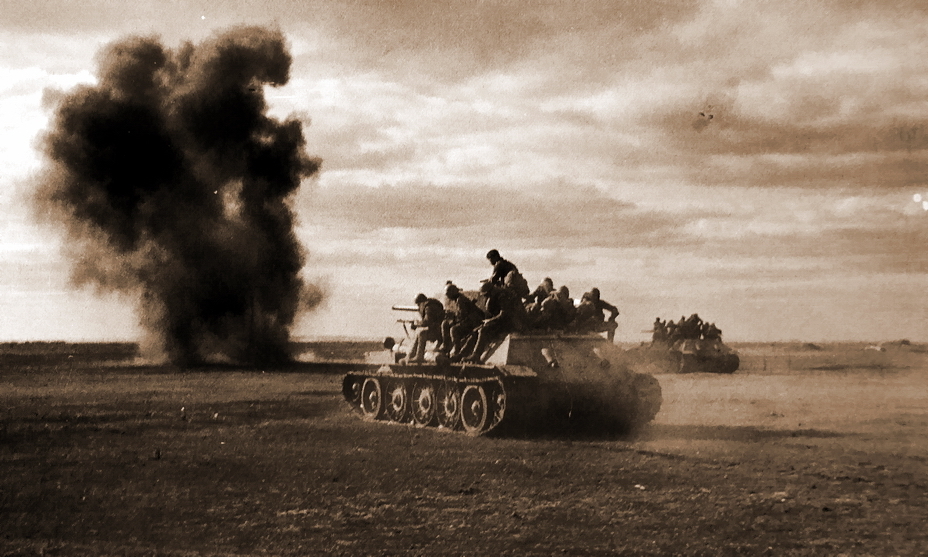 ​«T-34s» with troops on armor are going to attack on the sun-scorched steppe. Kursk Bulge, summer of 1943 - The Atypical Battle of Kursk | Warspot.net