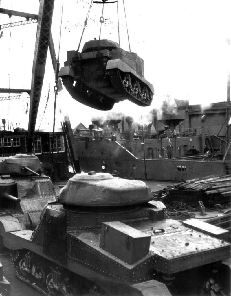 ​Loading Grant I tanks in Britain for shipment to North Africa, February 1942. The tanks are equipped with sand shields for desert operations - Lee and Grant: American Generals in British Service | Warspot.net