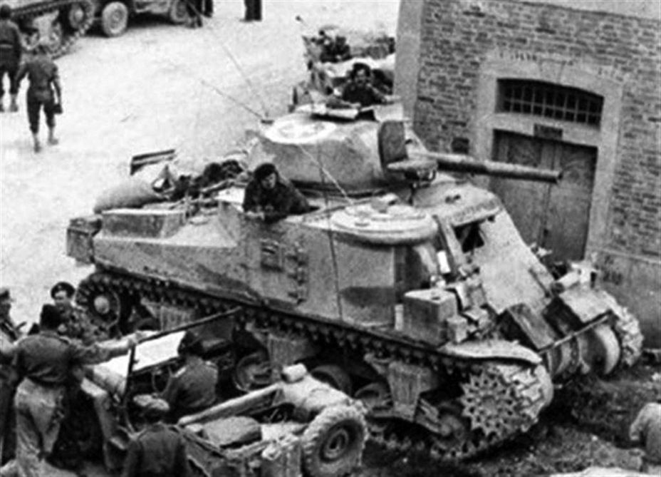 ​A Grant I command tank in Italy, May 1945. The fake gun is visible - Lee and Grant: American Generals in British Service | Warspot.net