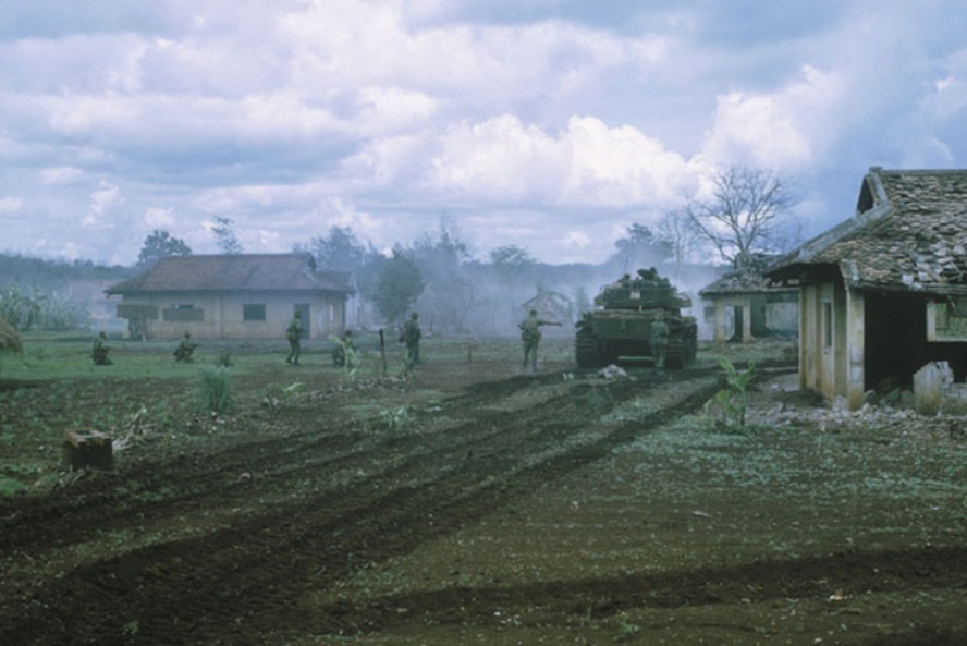​B Squadron tank and infantry in Binh Ba - Centurions in the Jungle | Warspot.net
