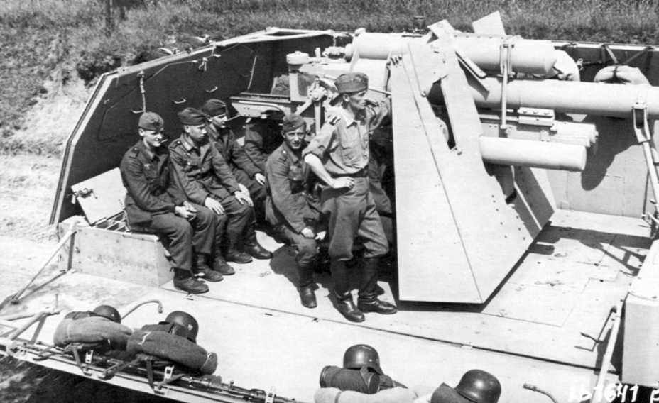 ​The crew during travel. The air intakes can be seen here too - SPG and Fold-Out AA Gun | Warspot.net