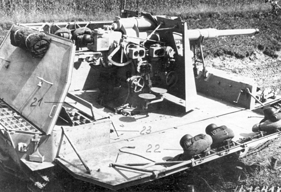 ​The crew's gear was attached straight to the shields - SPG and Fold-Out AA Gun | Warspot.net