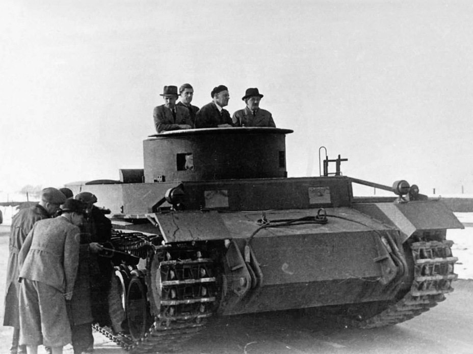 ​Porsche personally participated in the testing of his tanks. His trademark hat can be seen in many photographs. The man in the beret is Otto Zadnik, the man behind the electric transmission - Porsche's Leopard | Warspot.net