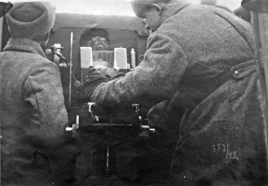 ​The crew working in the fighting compartment - An Alternative from Gorky | Warspot.net