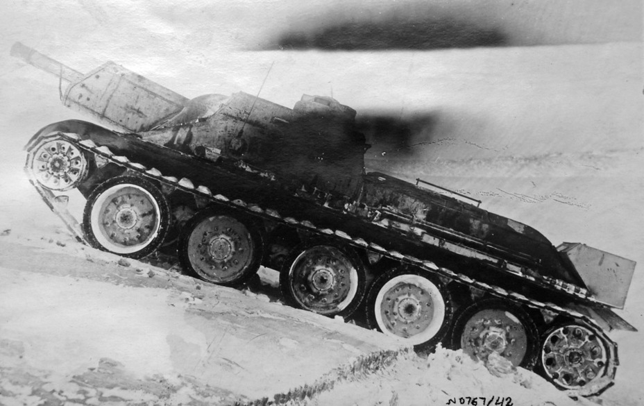 ​The same vehicle from the left - Through Adversity to the SU-122 | Warspot.net