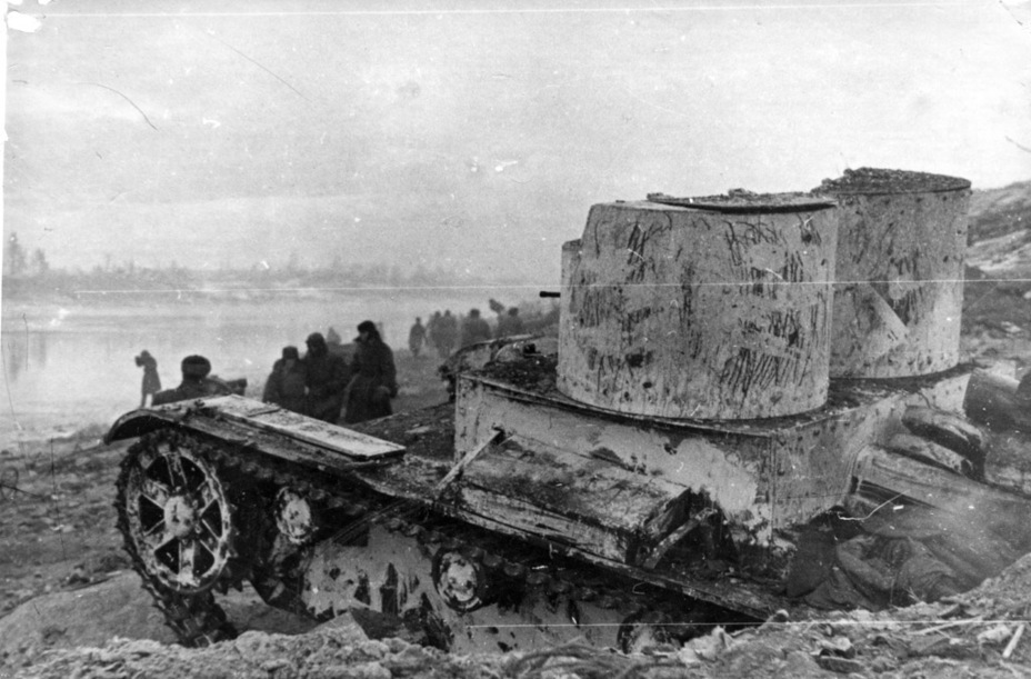 ​Two-turreted T-26 on the Neva Foothold, late 1941. The chassis of these vehicles would be used for infantry support SPGs - SU-26: Blockade Long-Liver | Warspot.net