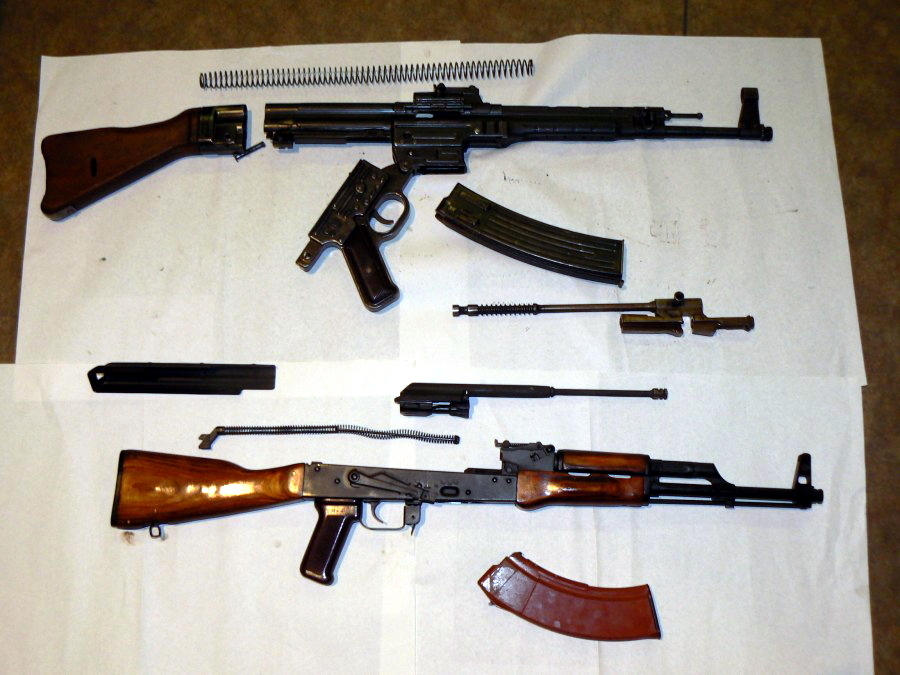 ​A visual comparison: partial disassembly of the AK-47 and Sturmgewehr - Kalashnikov vs. Schmeisser: For the Umpteenth Time | Warspot.net