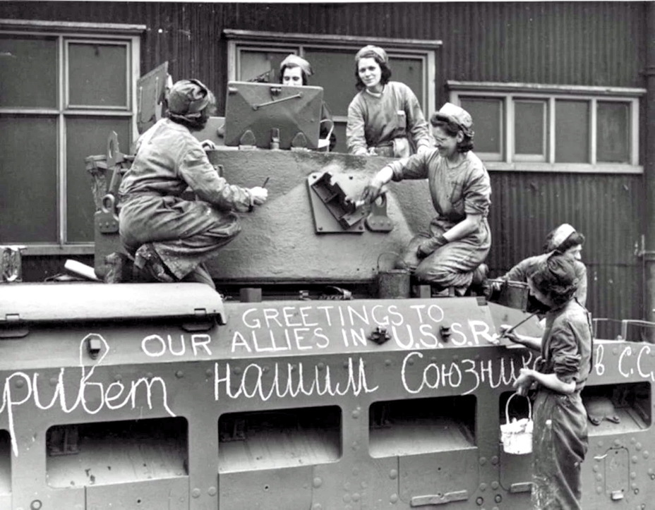 ​British workers write a greeting to Soviet soldiers on the side of their tank. - Tanks Worth Their Weight in Gold | Warspot.net
